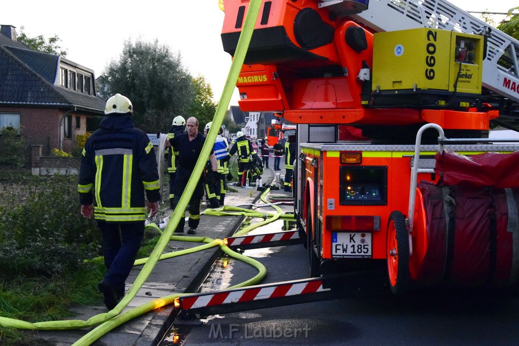 Feuer 2 Vollbrand Reihenhaus Roggendorf Berrischstr P230.JPG - Miklos Laubert